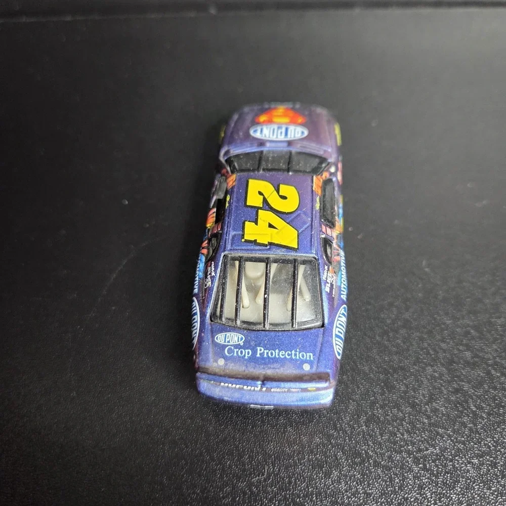 Jeff Gordon #24 Superman Dupont NASCAR Diecast 1:64 1999 Racing Car
